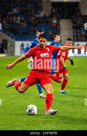 Monaco di Baviera, Germania. Xiii Dec, 2019. Rani Khedira (FC Augsburg) al calcio, Bundesliga, Giornata 15: TSG 1899 Hoffenheim vs FC Augsburg al PreZero Arena sul dicembre 13, 2019 a Sinsheim (Germania). Foto: Horst Ettensberger/ESPA-Immagini Credito: ESPA/Alamy Live News Foto Stock