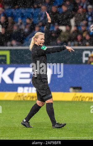 Monaco di Baviera, Germania. Xiii Dec, 2019. Arbitro Bibiana Steinhaus al calcio, Bundesliga, Giornata 15: TSG 1899 Hoffenheim vs FC Augsburg al PreZero Arena sul dicembre 13, 2019 a Sinsheim (Germania). Foto: Horst Ettensberger/ESPA-Immagini Credito: ESPA/Alamy Live News Foto Stock