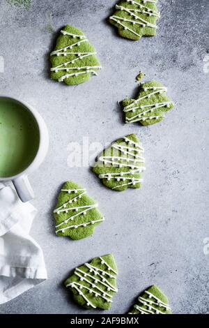 Senza glutine cioccolato bianco Matcha biscotti frollini Foto Stock