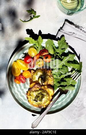 Poblano arrosto Pesto purè di patate servita su un letto di rucola e pomodorini Foto Stock