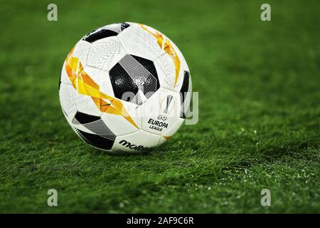 Un funzionario Champions League match ball sul passo durante la UEFA Europa League, Gruppo J partita di calcio tra la Roma e di Wolfsberg AC sul dicembre 12, 2019 allo Stadio Olimpico di Roma, Italia - Foto Federico Proietti/ESPA-immagini Foto Stock
