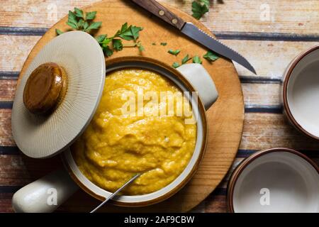 Un vasetto di crema in casa la zuppa di mais con scodelle di servizio. Foto Stock