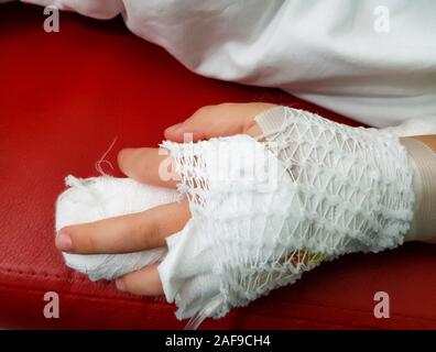 Stretta di mano per neonati con flebo IV collegato alla parte superiore di Gand. Tutta la mano è avvolto per impedire IV ago essendo tearened fuori. La mano è su t Foto Stock