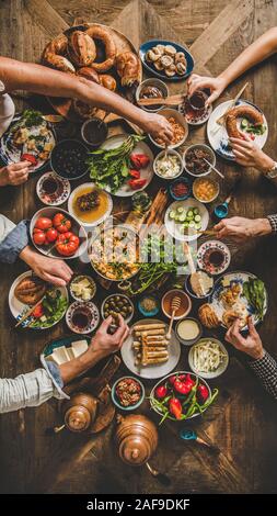 Bagno turco Colazione tavola. Flat-lay turca della famiglia mangiare dolci tradizionali, verdura, verdure, formaggi, uova fritte, marmellate e tè in pentola di rame a Foto Stock