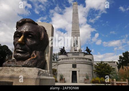 Un busto di U.S. Il presidente Abraham Lincoln si trova al di fuori della tomba di Lincoln, una pietra miliare storica nazionale, a Oak Ridge il cimitero di Springfield, Illinois. Foto Stock