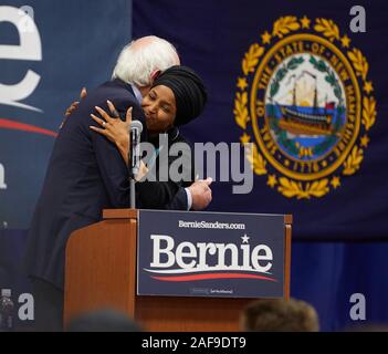 Manchester, New Hampshire, Stati Uniti d'America. Xiii Dec, 2019. Il senatore BERNIE SANDERS e rappresentante ILHAN OMAR lottato insieme per Bernie's 2020 campagna presidenziale a Sud del New Hampshire University. Bernie unisce Ilhan sul palco per ringraziare per il suo sostegno. Credito: Allison cena/ZUMA filo/Alamy Live News Foto Stock