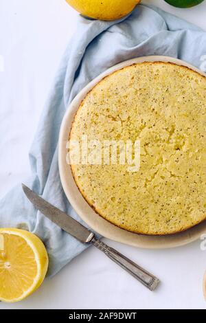 Limone pan di spagna con semi di papavero Foto Stock