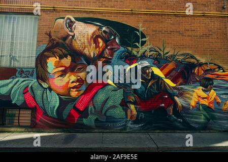 TORONTO, Canada - novembre, 2019 parte di Grafitti in Chinatown Toronto durante il giorno Foto Stock