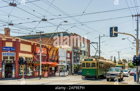 Melbourne, Australia - 17 Novembre 2009: Intersectionof Carlisle e la cappella e strade di Minion con il tram, automobili, semafori, abbondanza di cavi in Foto Stock