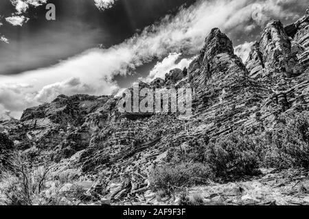 Una immagine in bianco e nero delle formazioni rocciose e le scogliere di Split Mountain canyon sul fiume Verde nel dinosauro monumento nazionale nel nord dello Utah. Foto Stock