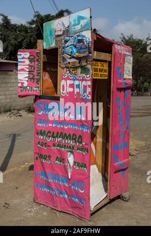 La Regione di Arusha, Tanzania settentrionale. Bus Ticket chiosco in un villaggio fuori di Arusha. Foto Stock