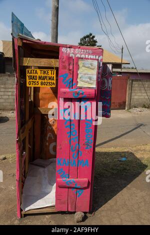 La Regione di Arusha, Tanzania settentrionale. Bus Ticket chiosco in un villaggio fuori di Arusha. Foto Stock