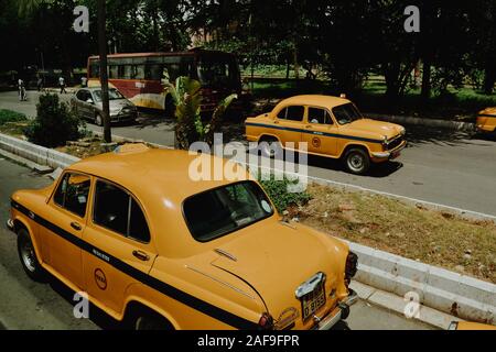 Vecchio giallo taxi in India Foto Stock