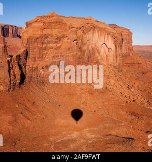 Una vista aerea dell'ombra della nostra mongolfiera nella Monument Valley Balloon Festival nel parco tribale Navajo Monument Valley in Arizona. Foto Stock