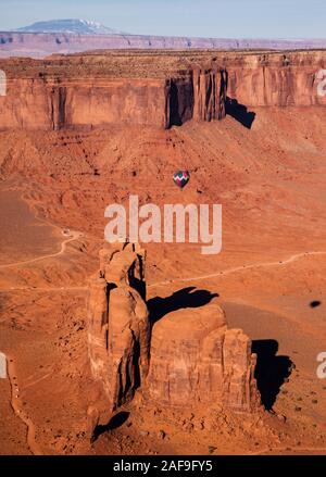 Una veduta aerea di una mongolfiera su Camel Butte con la sua ombra nella Monument Valley Balloon Festival nella Monument Valley Navajo Tribal Park Foto Stock