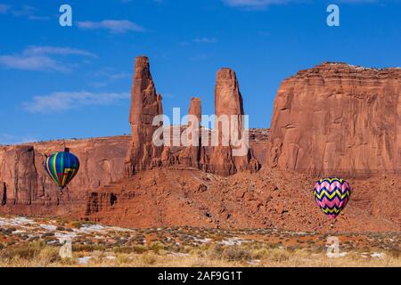 Due i palloni ad aria calda Vola di fronte le tre sorelle nella Monument Valley Balloon Festival nel parco tribale Navajo Monument Valley in Arizona. Foto Stock