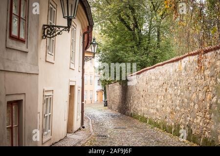 Novy Svet Street, un vuoto pittoresco medievale in ciottoli e stretta stradina di Hradcany hill a Praga Repubblica Ceca, con case medievali e tre