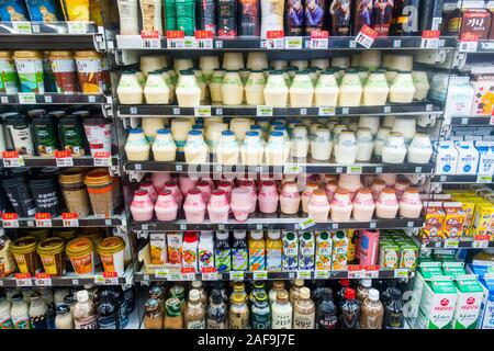 Seul, Corea del Sud, 2019: Bevande esposte sullo scaffale del minimarket. Foto Stock