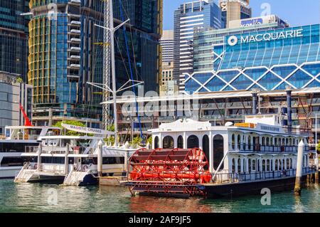 Le imbarcazioni turistiche ormeggiata in Darling Harbour - Sydney, NSW, Australia Foto Stock