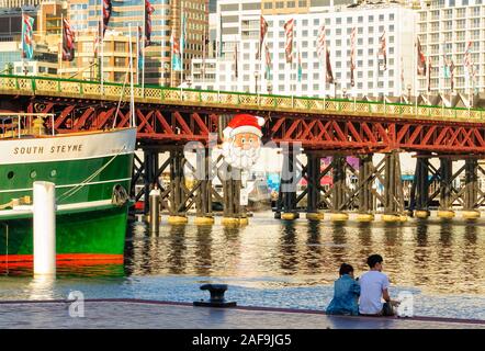 Babbo Natale sul Pyrmont Bridge - Sydney, NSW, Australia Foto Stock