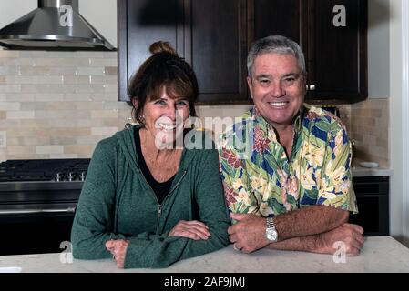 Dennis e Claire Jenks felice di essere spostato nuovamente nella loro nuova casa rilassarsi nella nuova cucina contatore sul dicembre 11, 2019 in Ventura, California, U Foto Stock