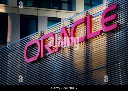 Bucarest, Romania - 09 dicembre 2019: Oracle logo è visibile sulla parte superiore di un architettura di recinzione metallica a piano terra della SkyTower edificio per uffici in Buch Foto Stock