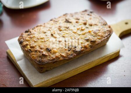 Torta di Natale con pecan, uvetta, fichi, ciliegie e brandy Foto Stock