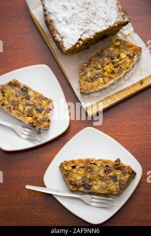 Torta di Natale con pecan, uvetta, fichi, ciliegie e brandy Foto Stock