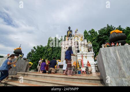Phayao, Tailandia - 13 Ottobre 2019: il pho Khun Ngam Mueang monumento è situato nel parco pubblico vicino Kwan Phayao lake. Foto Stock