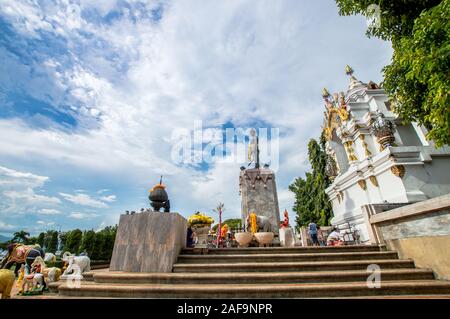 Phayao, Tailandia - 13 Ottobre 2019: il pho Khun Ngam Mueang monumento è situato nel parco pubblico vicino Kwan Phayao lake. Foto Stock