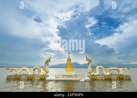 Phayao, Tailandia - 13 Ottobre 2019: Il Naga statua in Phayao lake (Kwan Phayao) con cielo blu sullo sfondo. Foto Stock