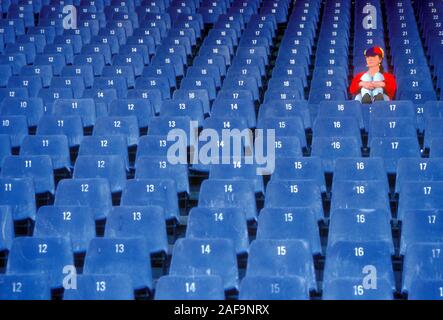 Femmina solitario spettatore seduto in Outdoor Sport Stadium, Australia. Foto Stock