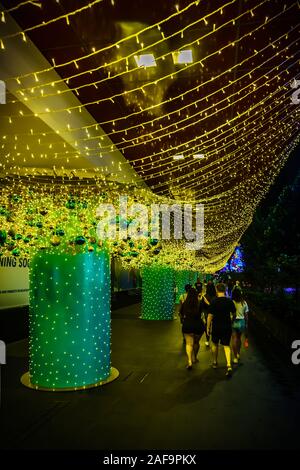 Singapore - 2 dic. 2019: belle luci di Natale decorazione nella parte anteriore del Centrepoint a Orchard Road di Singapore. Foto Stock