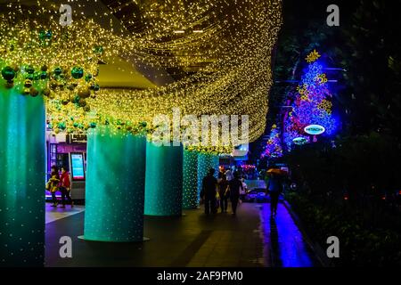 Singapore - 2 dic. 2019: belle luci di Natale decorazione nella parte anteriore del Centrepoint a Orchard Road di Singapore. Foto Stock