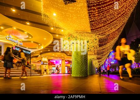 Singapore - 2 dic. 2019: belle luci di Natale decorazione nella parte anteriore del Centrepoint a Orchard Road di Singapore. Foto Stock