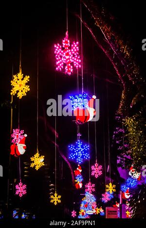 Singapore - 2 dic. 2019: belle luci di Natale decorazione di fronte all'Istana a Orchard Road di Singapore. Foto Stock