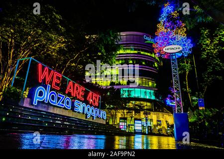 Singapore - 2 dic. 2019: Bellissimo natale decorazione illuminazione davanti a Plaza Singapore. Foto Stock