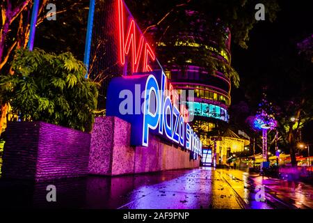 Singapore - 2 dic. 2019: Bellissimo natale decorazione illuminazione davanti a Plaza Singapore. Foto Stock