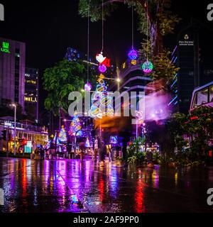 Singapore - 2 dic. 2019: belle luci di Natale decorazione nella parte anteriore di Robinsons l'Heeren a Orchard Road di Singapore. Foto Stock