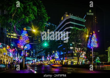 Singapore - 2 dic. 2019: belle luci di Natale decorazione presso Cairnhill Road e Orchard Road Junction, Singapore. Foto Stock