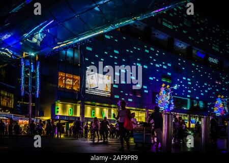 Singapore - 2 dic. 2019: belle luci di Natale decorazione nella parte anteriore del 313 Somerset in Orchard Road di Singapore. Foto Stock