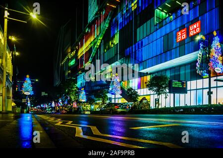 Singapore - 2 dic. 2019: belle luci di Natale decorazione nella parte anteriore del frutteto centrale a Orchard Road Foto Stock