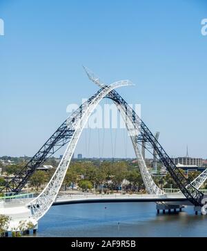 Ponte Matagarup un cavo di sospensione alloggiato passerella pedonale sul fiume Swan Perth Western Australia. Foto Stock