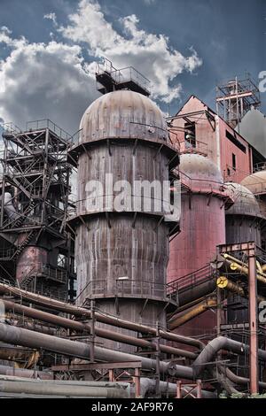 Vecchia fabbrica contro la tempesta sky Foto Stock