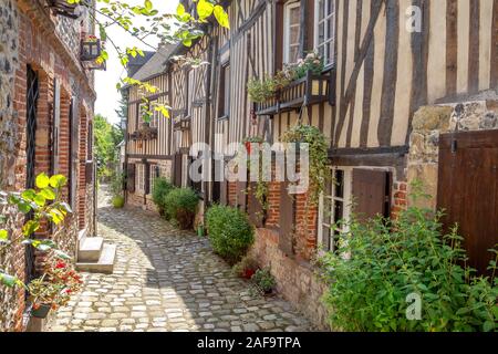 Affascinante vecchia strada di ciottoli in Honfleur, Francia Foto Stock