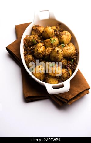 Jeera Aloo - patate aromatizzate con semi e spezie di Cumin. Ricetta popolare indiana a portata principale. Servita in una ciotola. Focalizzazione selettiva Foto Stock