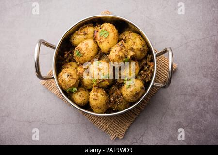 Jeera Aloo - patate aromatizzate con semi e spezie di Cumin. Ricetta popolare indiana a portata principale. Servita in una ciotola. Focalizzazione selettiva Foto Stock