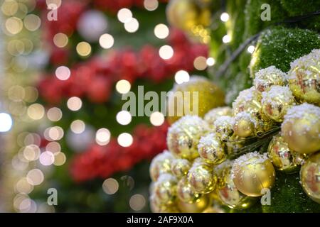 Natale deco e ornamenti d'oro con luce bokeh di fondo e rosso sfondo verde Foto Stock