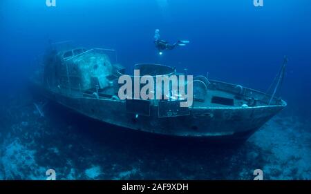 Scuba dive al relitto della nave della Marina Militare Guardia Costiera nave TCG 115, guardia costiera imbarcazione, bodrum, Turchia Foto Stock