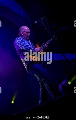 Andrew 'spud' Sinclair, chitarrista, Steeleye Span, British Folk Gruppo in concerto a Skegness, Inghilterra. Foto Stock